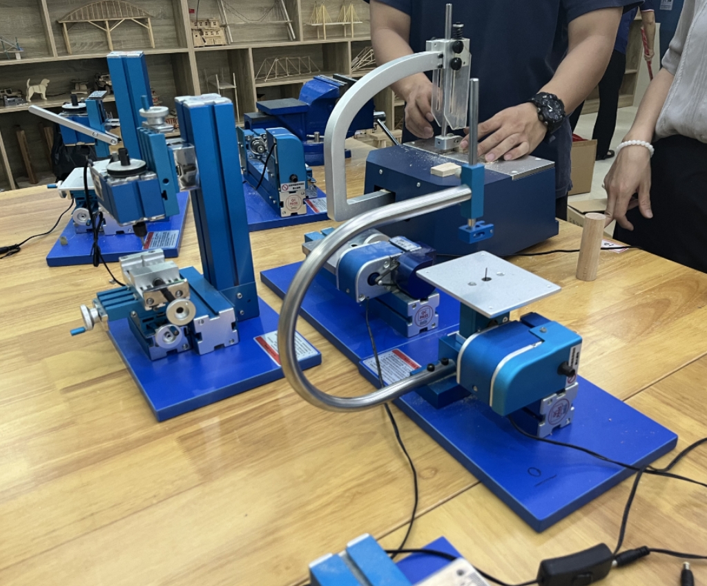 What Are the Differences Between a Wood and a Metal Lathe?