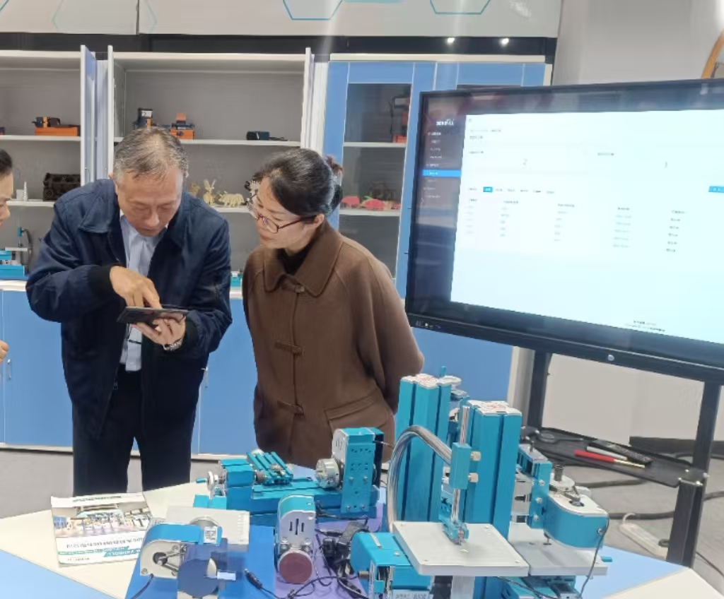 What are the advantages of a lathe over another lathe?